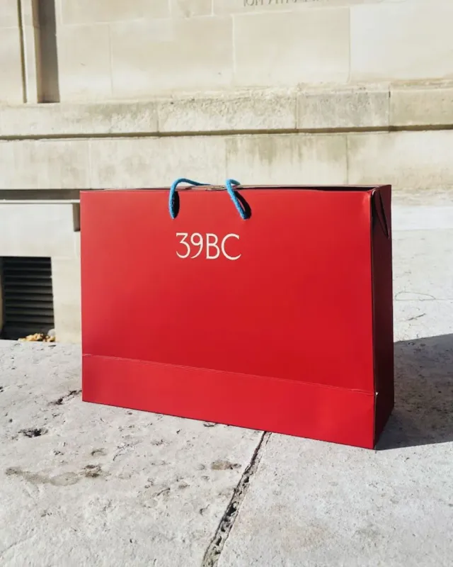 39BC Gift Bag borsa regalo rossa con manici blu